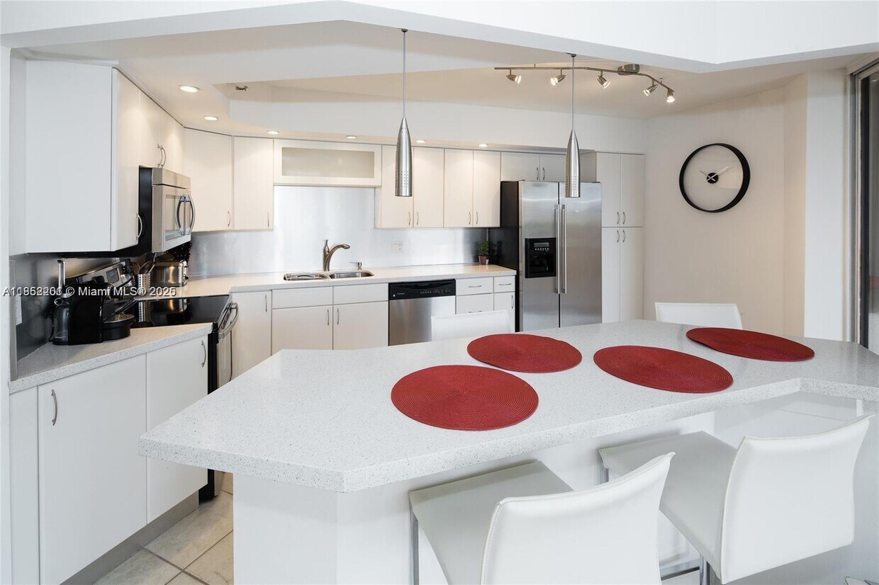 Foto principal - 15645 Collins Ave