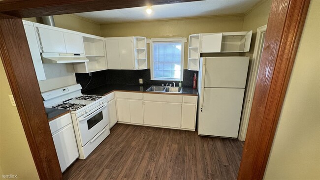 Building Photo - 2 br, 1 bath House - 513 2nd Avenue