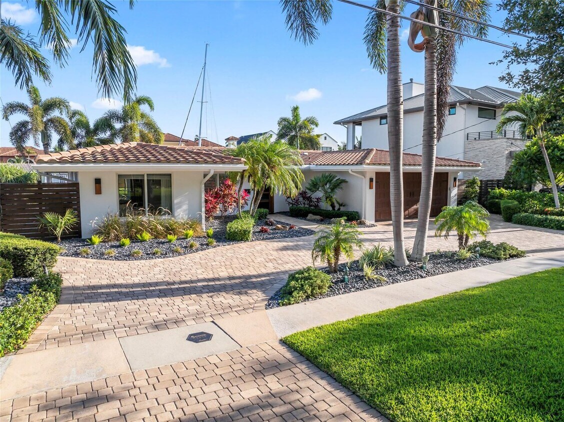 Foto principal - 2530 NE 49th St