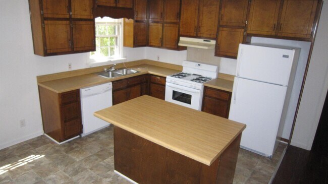 Building Photo - 215 Central Lake Cir
