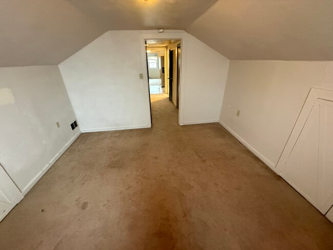 Building Photo - 405 Hillis St