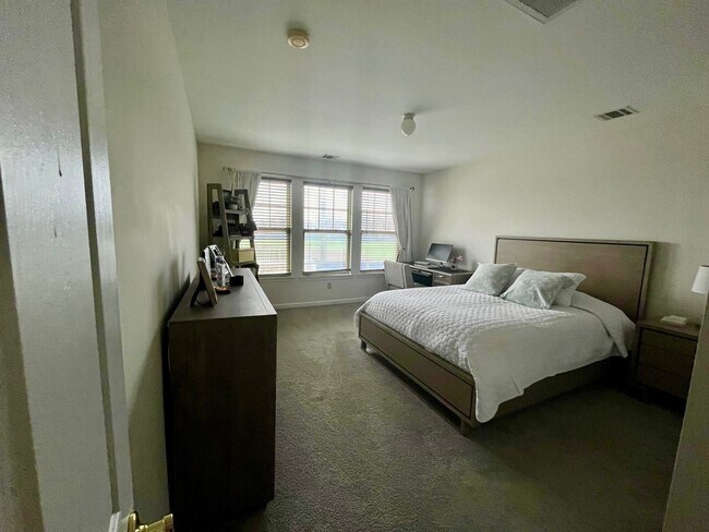 Foto del edificio - 730 Green Ln