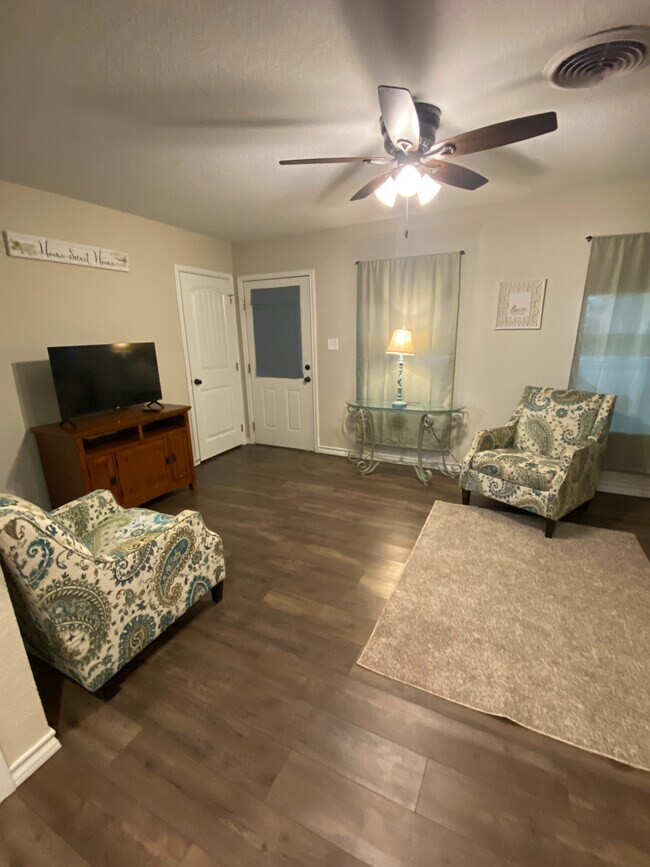 Foto del edificio - Room in House on Mark St