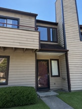 Building Photo - 1116 N Green Dr