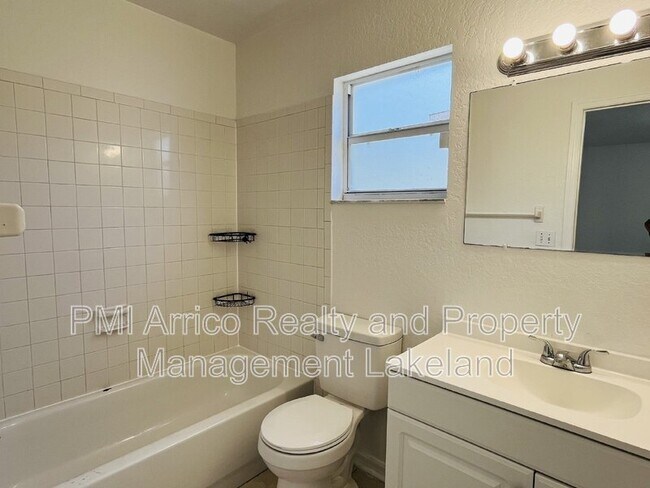 Foto del edificio - 957 School House Rd
