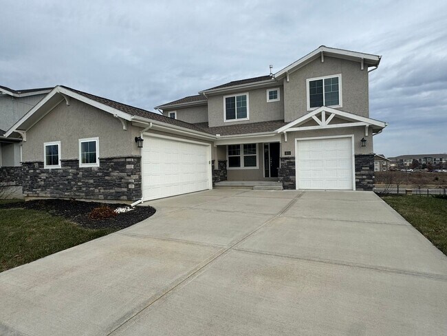 Building Photo - Luxury 5BR 4 BA Home w/ Pool and Clubhouse Access in GREAT location!