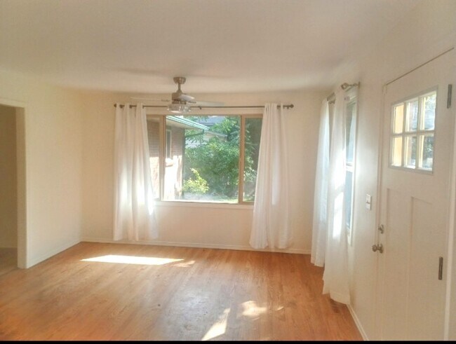 Building Photo - 1525 Meeker Dr