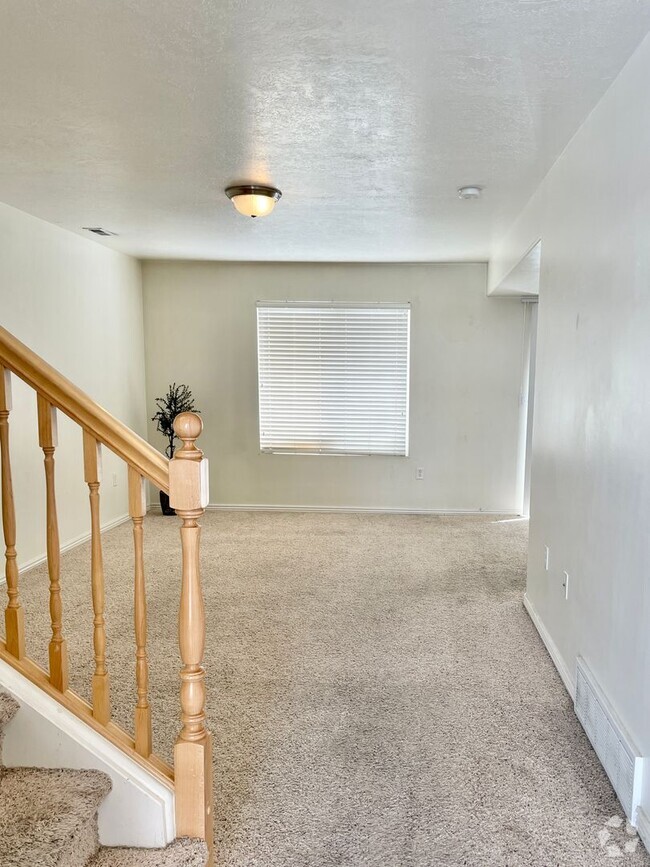Building Photo - 652 W 800 N