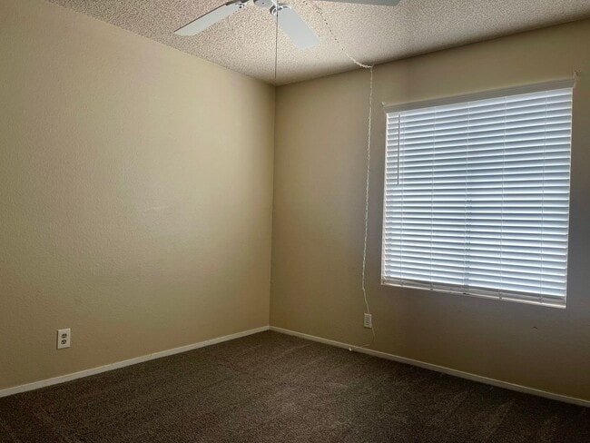 Building Photo - Upper Unit