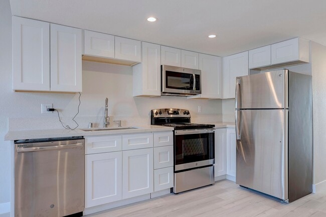 Building Photo - 471 Rexford Dr