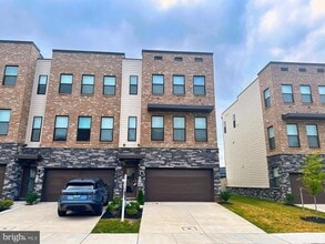 Building Photo - 470 Tiller St