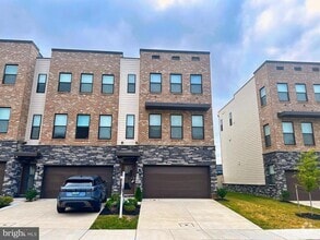 Building Photo - 470 Tiller St