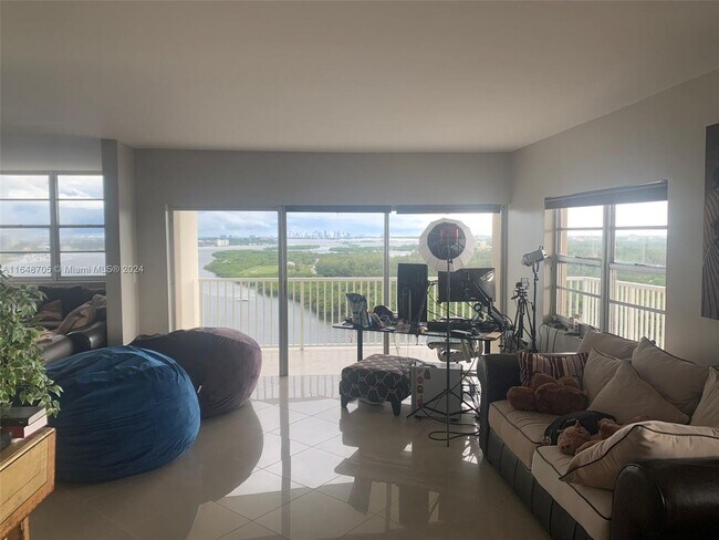 Foto del edificio - 300 Bayview Dr