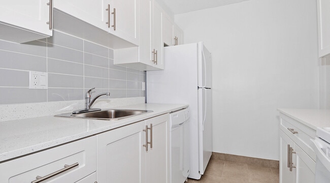 Building Photo - Hollyburn Plaza