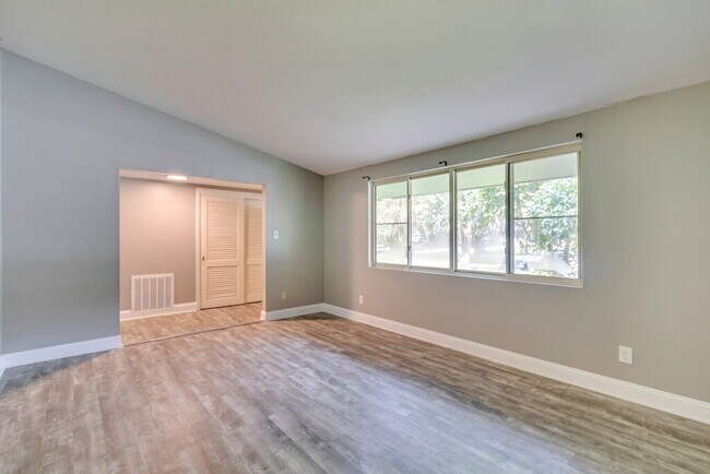 Building Photo - 12444 Largo Dr