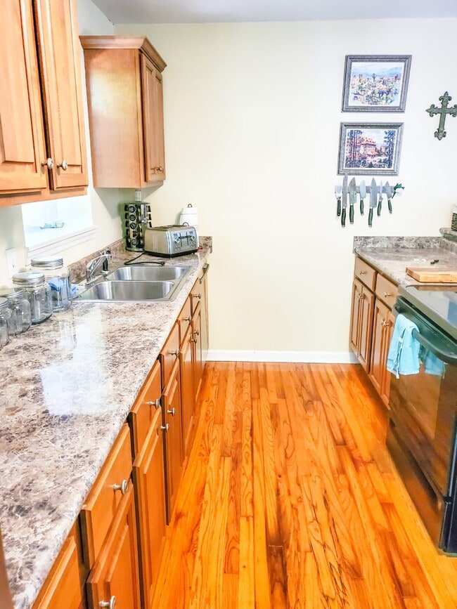 Building Photo - 551 Poplar Pl