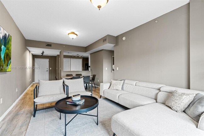 Foto del edificio - 5271 SW 8th St