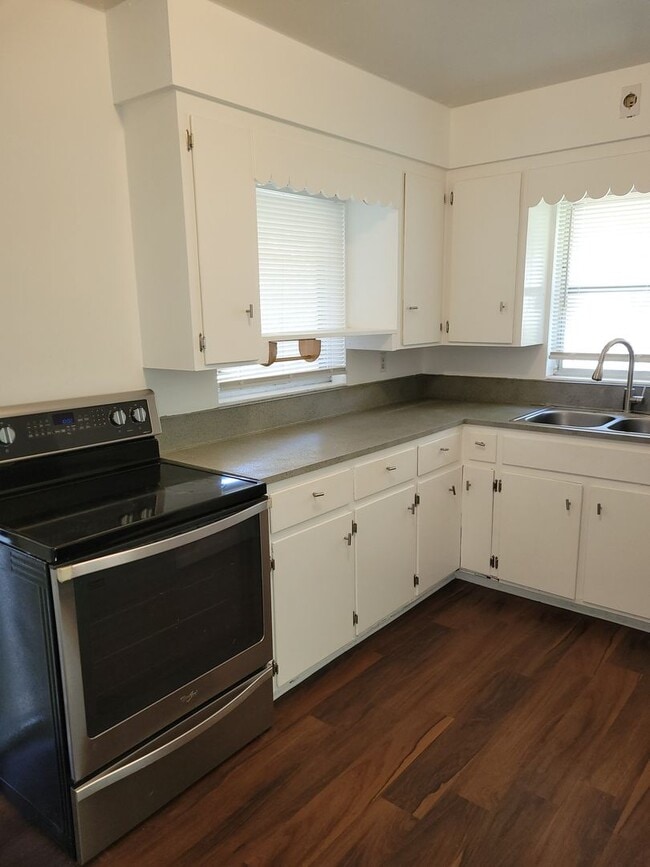 Building Photo - 3/1  - 1/2 DUPLEX LOCATED IN LEESBURG