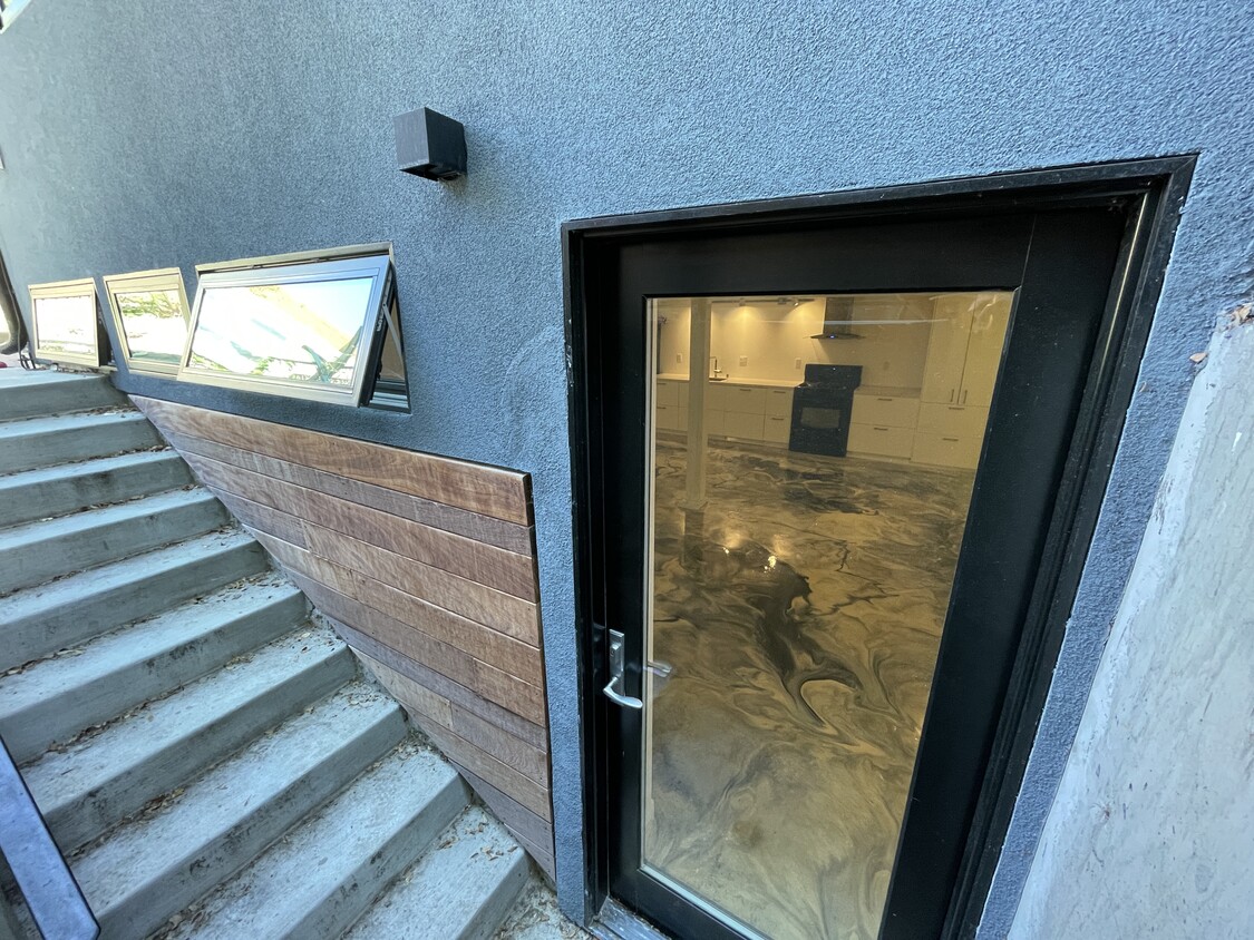 entrance - 206A Donohoe Street