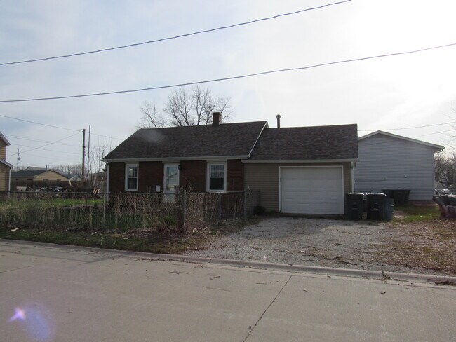 Building Photo - 231 3rd St E