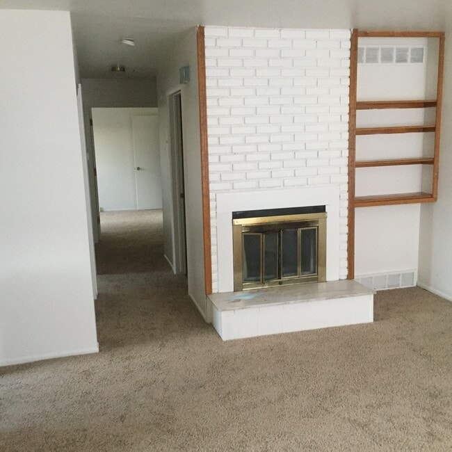 Building Photo - Spacious 2 Bedroom 1 Bath With Mountain Vi...