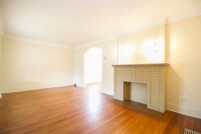 Building Photo - 709 Colima Dr