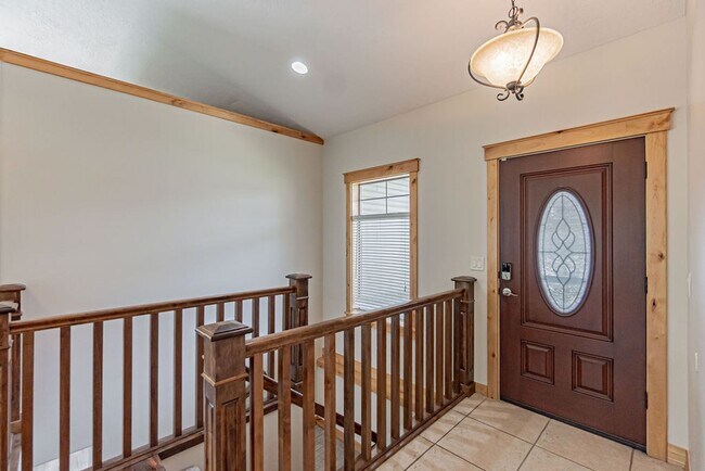 Foto del edificio - Beautiful- 5 bed/3 bath, 3 car garage and ...