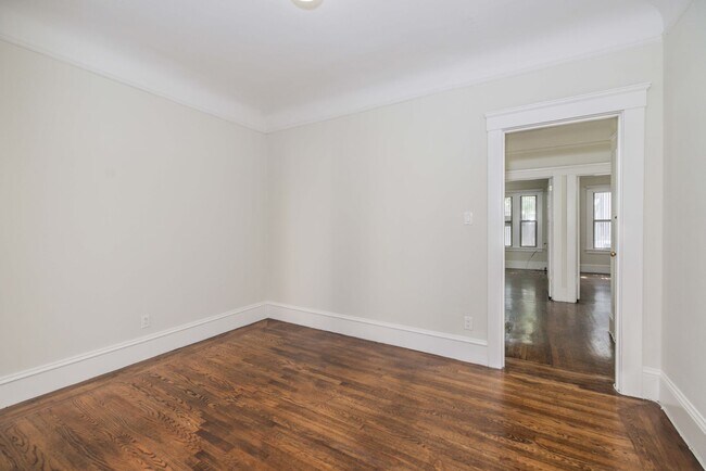 Foto del edificio - Parking! 2BR. Private Patio!  DISHWASHER! On-Site LAUNDRY! HARDWOOD!