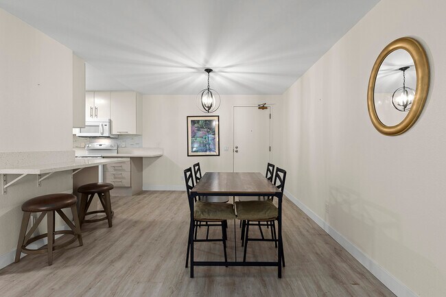 Foto del edificio - 8338 Regents Rd