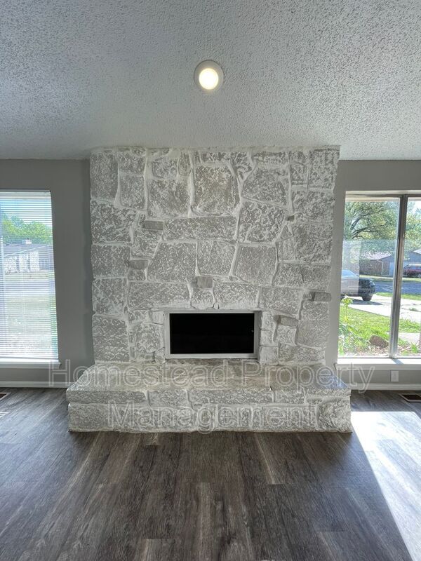Building Photo - 8937 N Eagle Ln