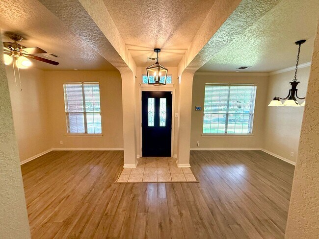 Foto del edificio - **APPLICATION RECEIVED** AVAILABLE NOW! AM...