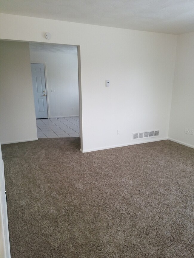 Building Photo - Corner Lot Duplex in Commerce City! Availa...
