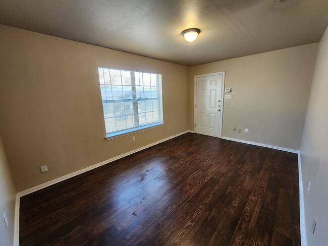 Building Photo - 3 Bedroom Duplex In South Fort Worth