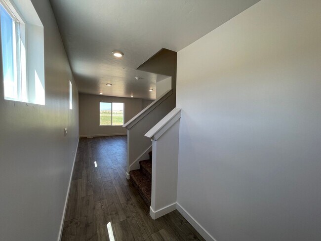 Building Photo - 3-Bedroom Townhome in Santaquin!