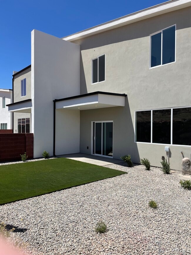 Building Photo - 746 E Desert Cactus Dr