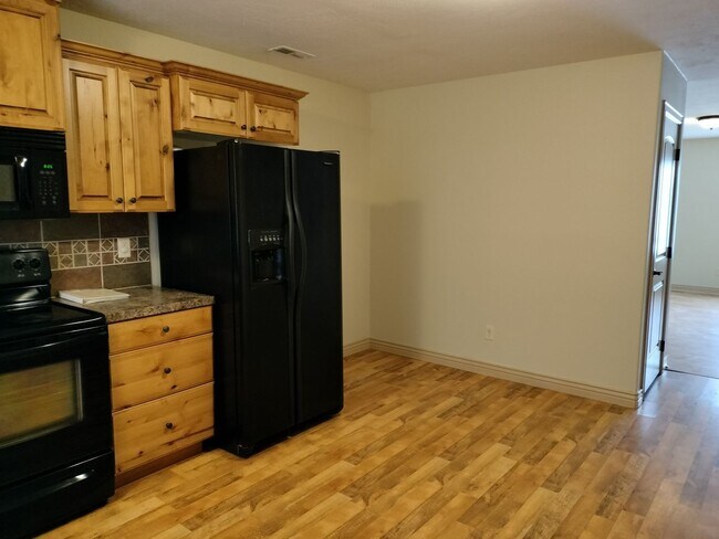 Foto del edificio - DARLING - 2 Bed 1.5 Bath Townhome in the M...