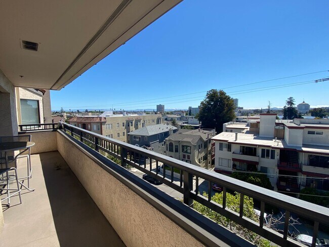 Foto del edificio - Amazing Cleveland Heights, 1 Block East of Lake Merritt with views of the lake