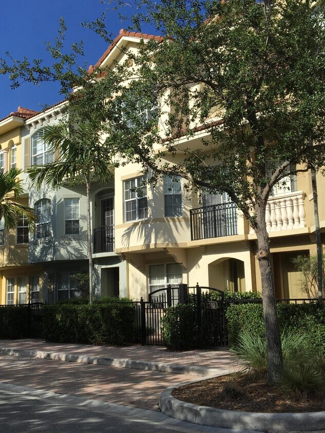 2304 Amalfi Way, Palm Beach Gardens, FL 33410 Townhome Rentals in