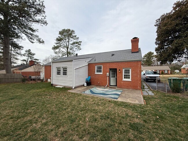 Foto del edificio - Three Bedroom Two Bath Home in Ridgeview/Parham & Ridge Area. Available in August!