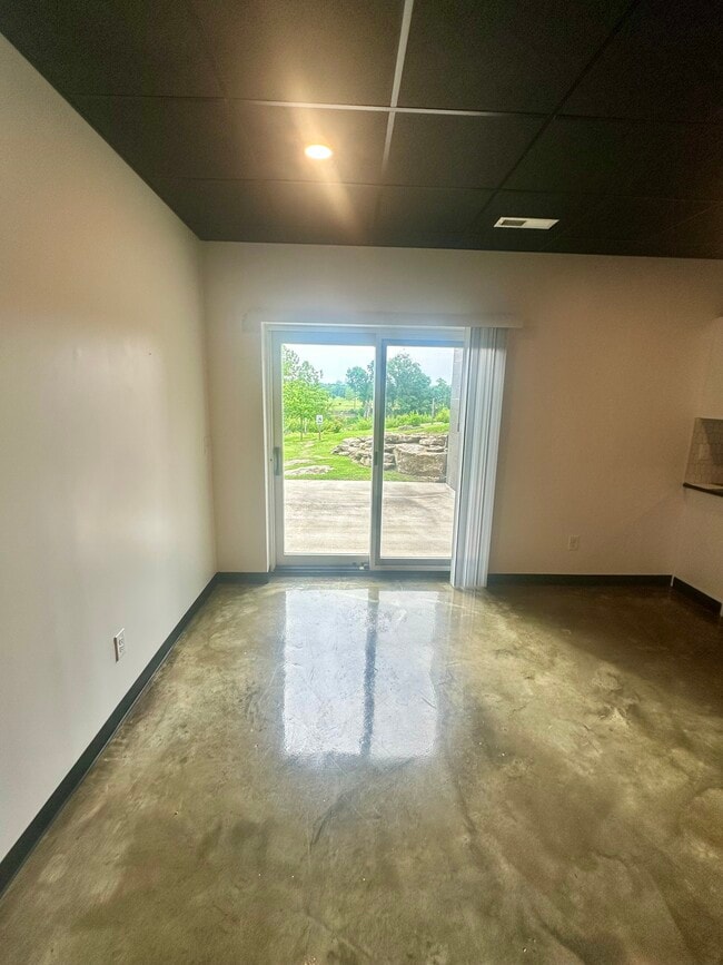 Building Photo - 1818 River Dr