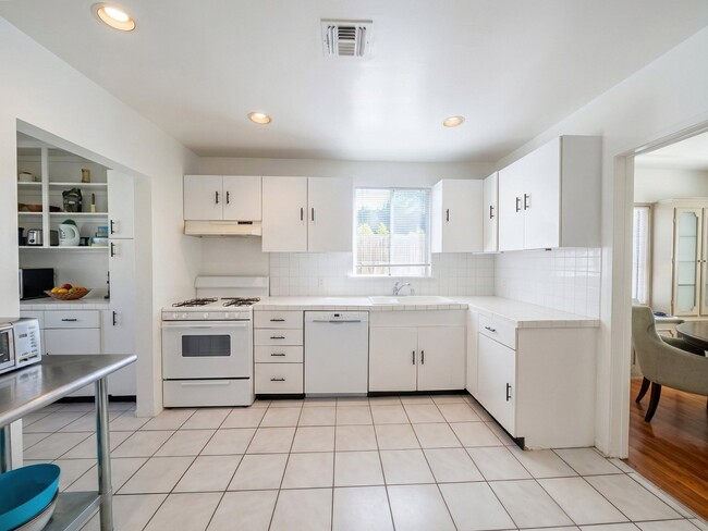Building Photo - 4332 Sunnyslope Ave