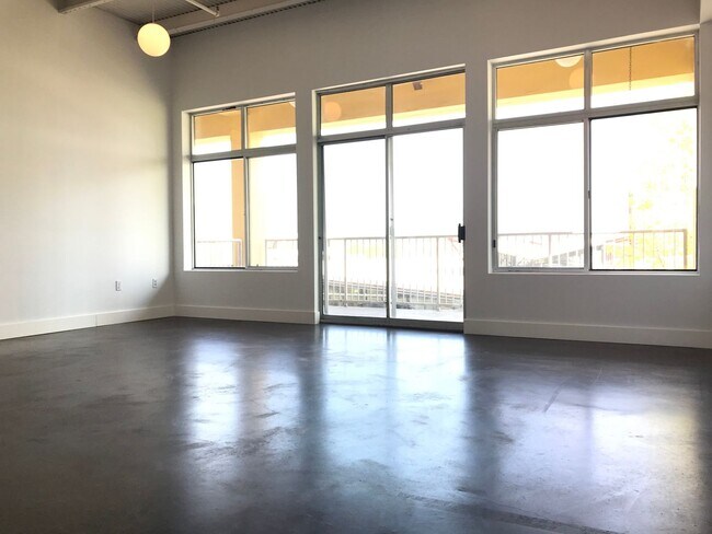 Foto del edificio - BIG Condo in GREAT location