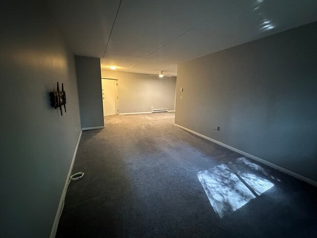 Building Photo - 49 Windsor Dr