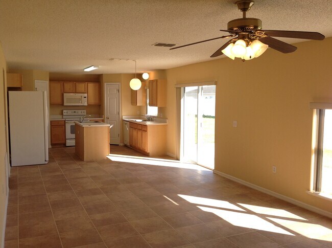 Foto del edificio - Spacious 4 Bed home in Wetherbee Lakes Estates !!