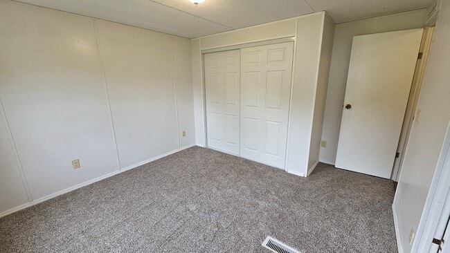 Building Photo - 7440 Land Dr