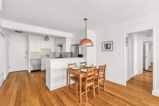 Foto del edificio - 310 W 56th St