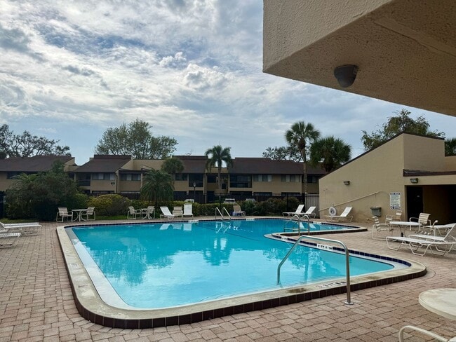 Building Photo - North St. Pete 2/2 condo