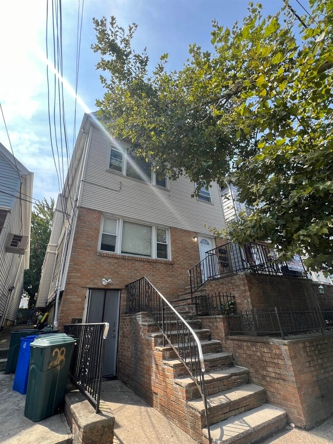 Building Photo - 28 E 47th St