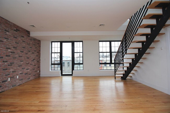 Building Photo - 3 br, 3.5 bath  - 672 Halsey St