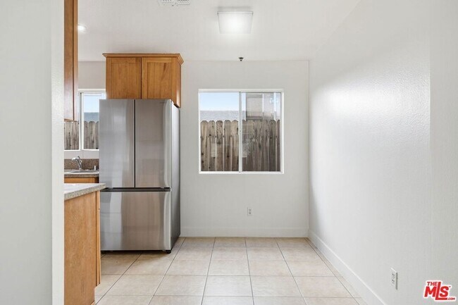 Building Photo - 6616 Sylmar Ave